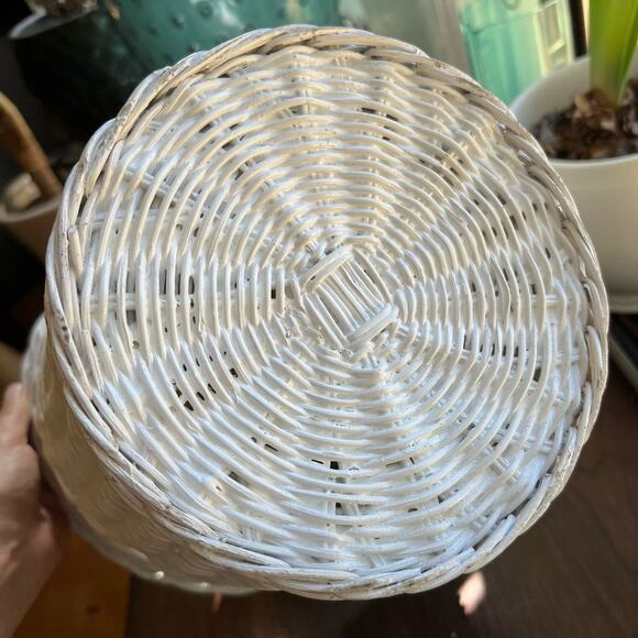 White Wicker Wastepaper Basket Trash Can Woven Shabby Chic Cottage Farmhouse Vtg - Picture 8 of 10